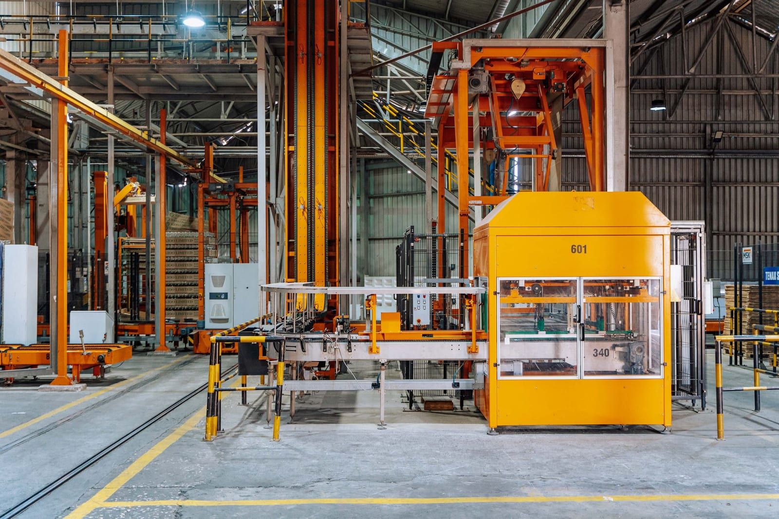 Linha de produção automatizada em um galpão industrial