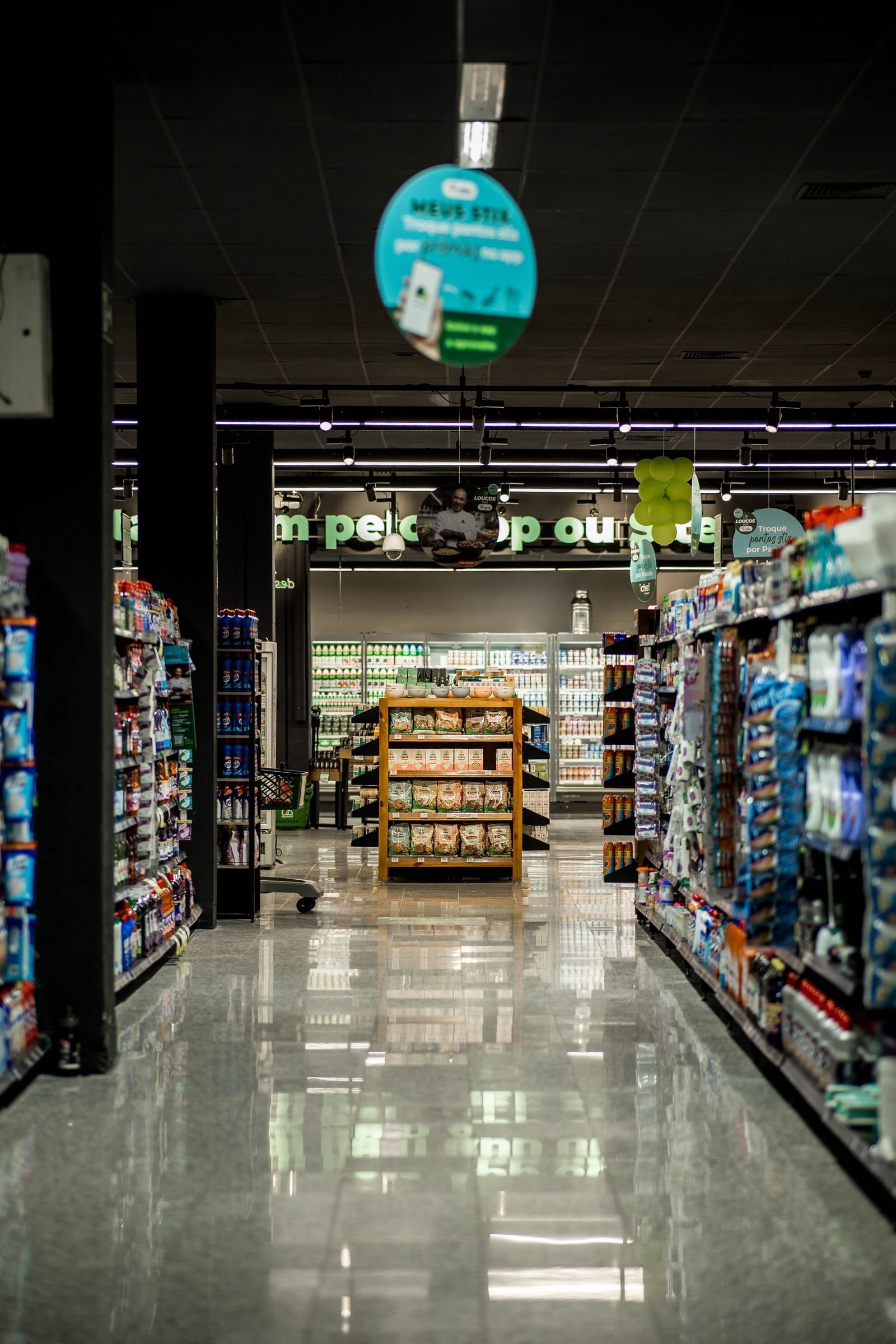 Corredor de supermercado com gôndolas iluminadas